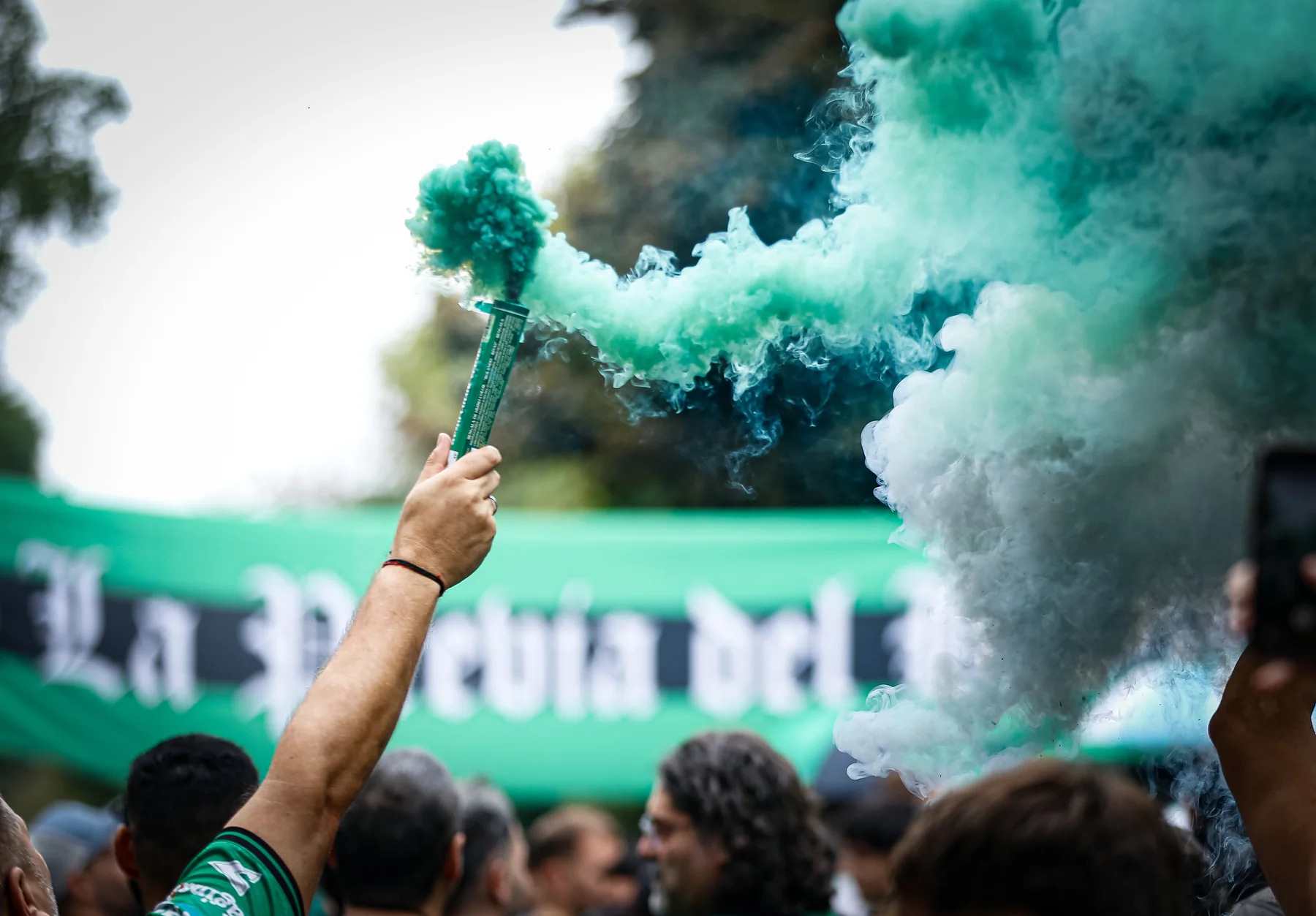 Hinchas de Nueva Chicago con humo verde